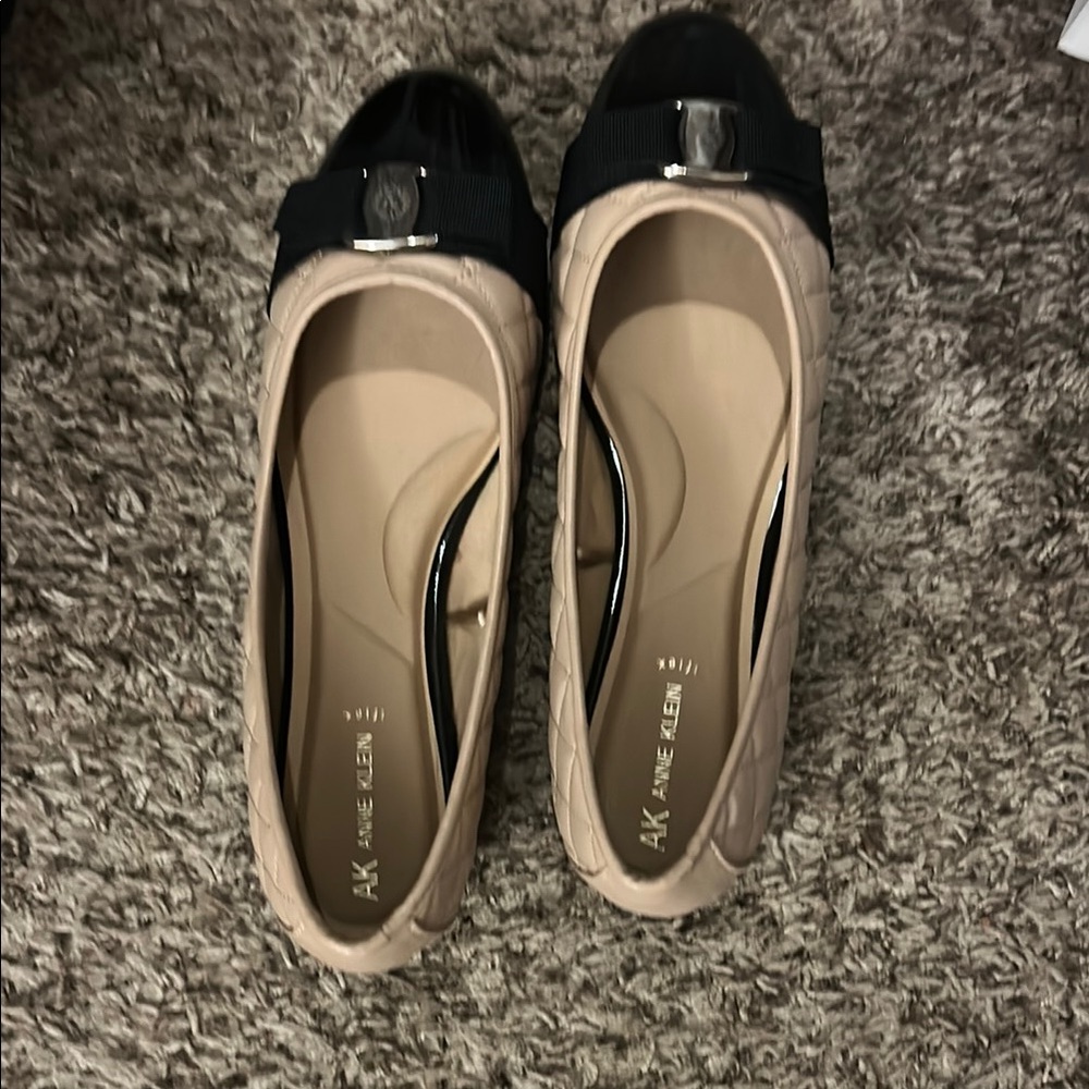 Anne Klein Black and Tan Flats